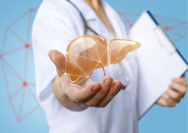 48歲男不煙不酒驚患末期肝硬化須換肝！醫生揭OO當水飲惹禍：肝臟萎縮剩1/3