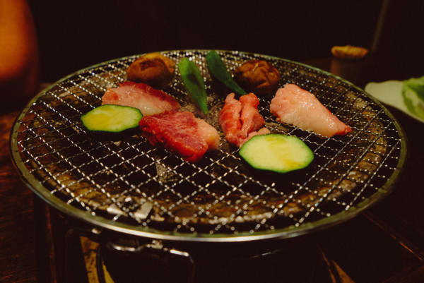 鬼月期間少食魚生刺身及燒肉。（圖片來源：Pexels）