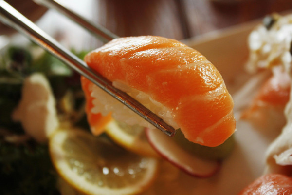 鬼月期間少食魚生刺身及燒肉。（圖片來源：Pexels）