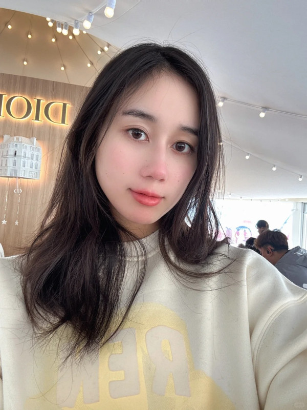 賭王四房千金何超欣激罕性感現身！胸前露深溝晒「禾稈冚珍珠」極品身材