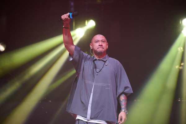 金剛不滿機場過關被多次搜身 「還是安檢的小姐姐想摸我？」 