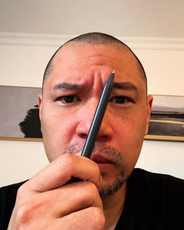 金剛不滿機場過關被多次搜身 「還是安檢的小姐姐想摸我？」 