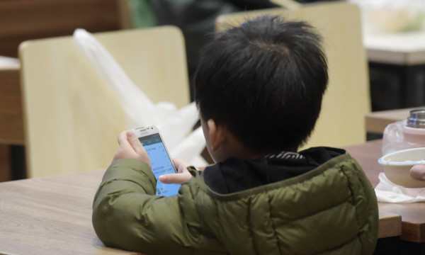 5歲孩子機不離手玩通宵 父母心力交瘁難勸阻 專家教3招輕鬆戒手機