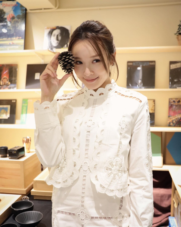 李佳芯晒素顏真面目連毛孔都見到！零濾鏡真實膚況震驚網民：無人完美