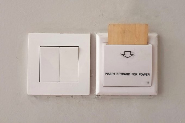 酒店房卡擺此地方超高危！小偷隨時潛入房！5招自保勿與手機同放