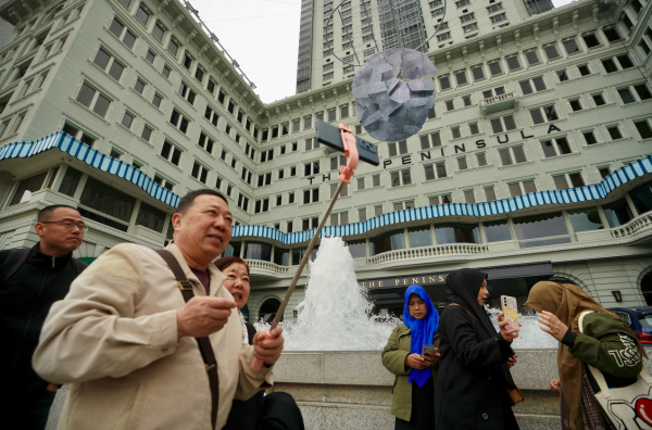 ATM提款機自動彈出轉帳畫面 陌生男遠處觀察有古怪？引街坊熱議疑似詐騙