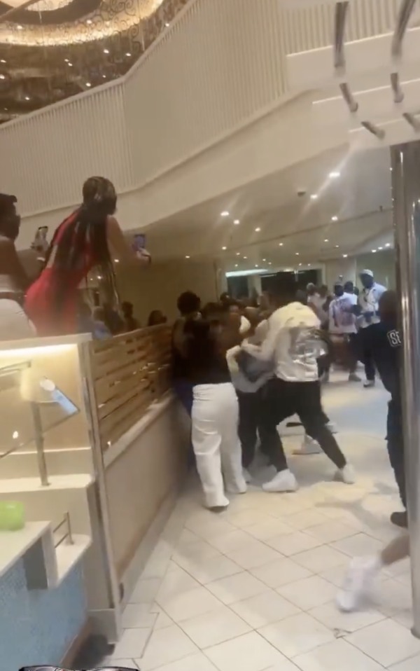 有片!20旅客凌晨郵輪MMA大亂鬥!導火線曝光 網友批原因荒唐:大開眼界