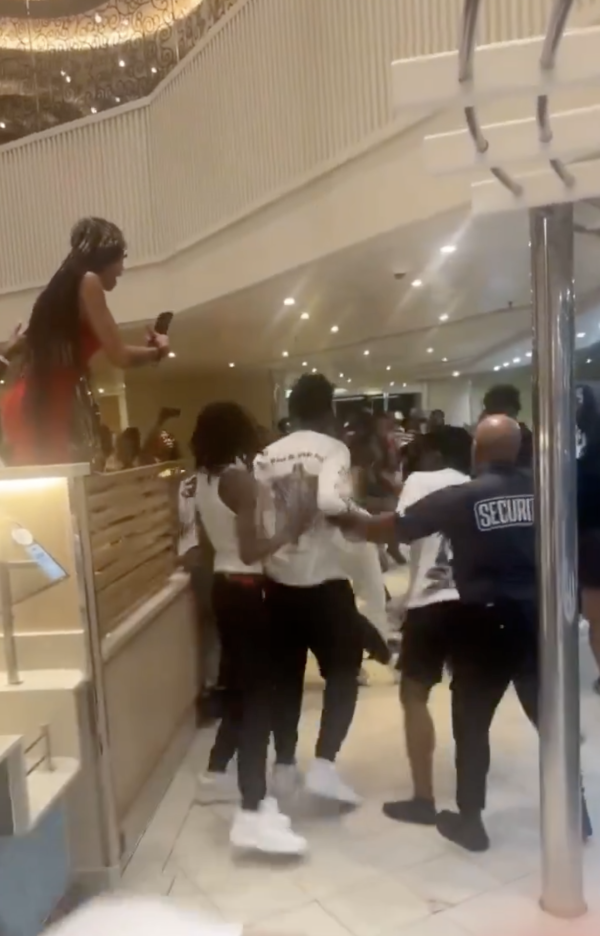 有片!20旅客凌晨郵輪MMA大亂鬥!導火線曝光 網友批原因荒唐:大開眼界