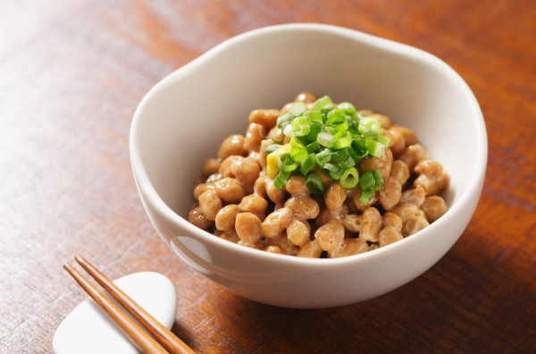 吃什麼變美？營養師推介10大美顏食物 1食物助改善水腫型眼袋