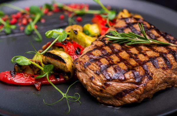 吃什麼變美？營養師推介10大美顏食物 1食物助改善水腫型眼袋