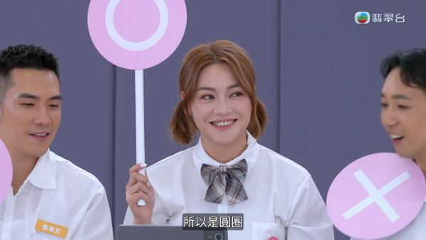 女神配對計劃｜關嘉敏少女貼紙相惹全場黑人問號 冇人認得出相中邊個先係佢！