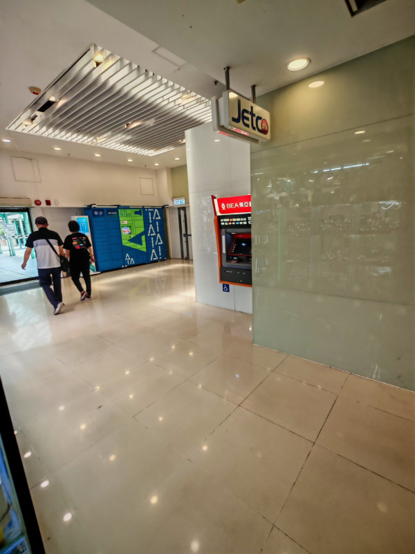 ATM提款機自動彈出轉帳畫面 陌生男遠處觀察有古怪？引街坊熱議疑似詐騙