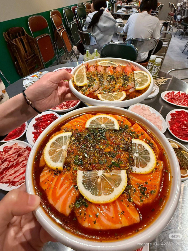 十六潮·潮汕牛肉·海鮮生蠔火鍋。圖片來源：小紅書@舉個栗子