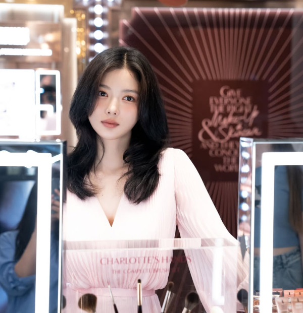 中分層次中長髮 圖片來源：IG@you_r_love