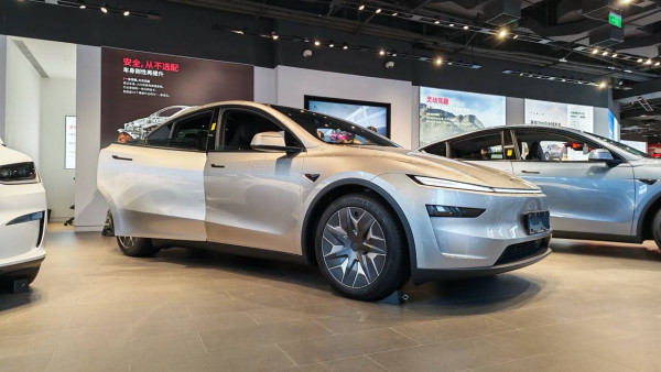 深圳直擊｜嫌7人車太大架？Tesla Model Y L 加長版上市 6 座豪華SUV