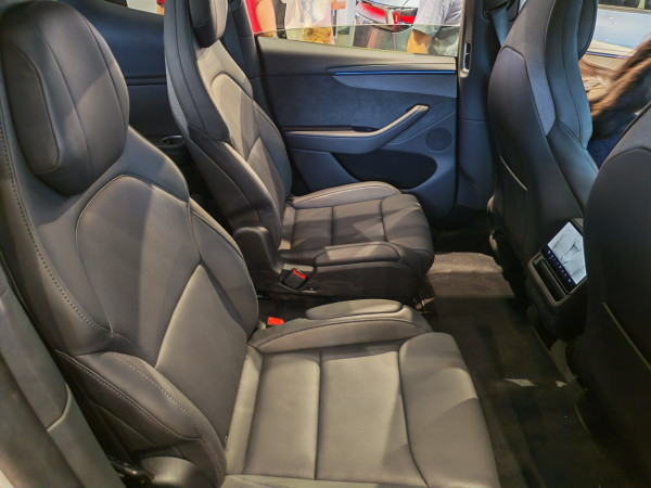 深圳直擊｜嫌7人車太大架？Tesla Model Y L 加長版上市 6 座豪華SUV