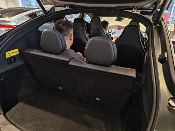 深圳直擊｜嫌7人車太大架？Tesla Model Y L 加長版上市 6 座豪華SUV