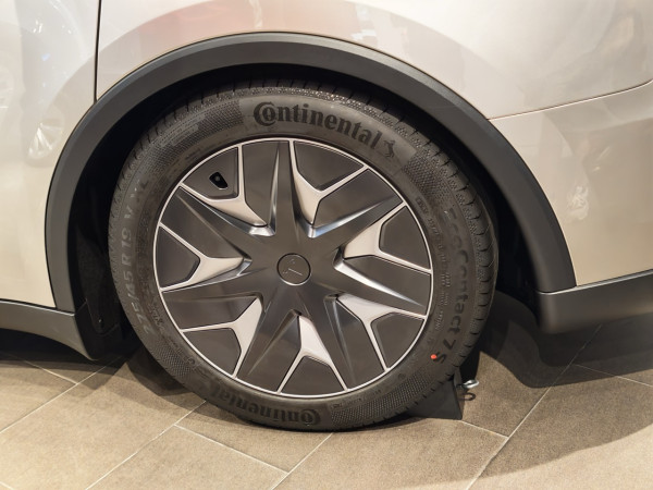 深圳直擊｜嫌7人車太大架？Tesla Model Y L 加長版上市 6 座豪華SUV