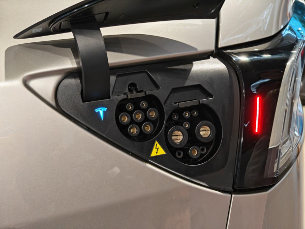 深圳直擊｜嫌7人車太大架？Tesla Model Y L 加長版上市 6 座豪華SUV