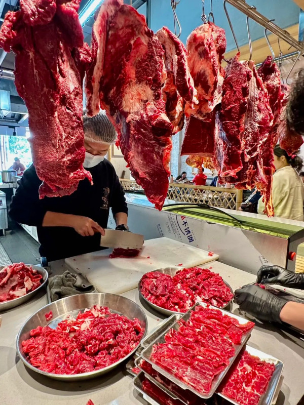 老方的愛·鮮切牛肉·生蠔火鍋·活海鮮自助。圖片來源：小紅書@Seranzeek