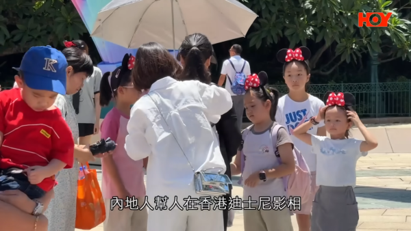 香港迪士尼樂園內亦出現類似狀況，有內地攝影師提供「跟拍」服務。圖片來源：一線搜查