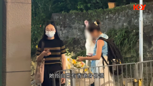 攝製隊直擊一名女子推著載滿鮮花的手推車，從落馬洲站出發前往港島區送貨。圖片來源：一線搜查