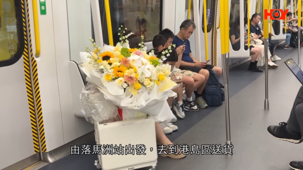 攝製隊直擊一名女子推著載滿鮮花的手推車，從落馬洲站出發前往港島區送貨。圖片來源：一線搜查 