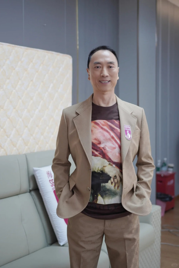 炎明熹離巢後獲百億富商垂青尊稱阿姐！二人合照曝光揭不為人知真實關係