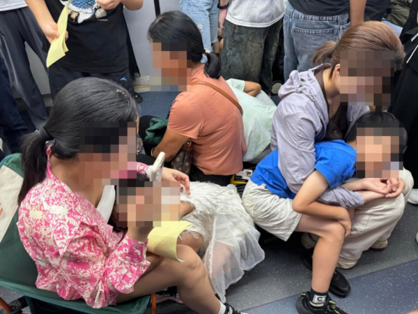 東鐵車廂露營？內地女7人齊坐地下兼開露營凳反擊：我又冇阻到人