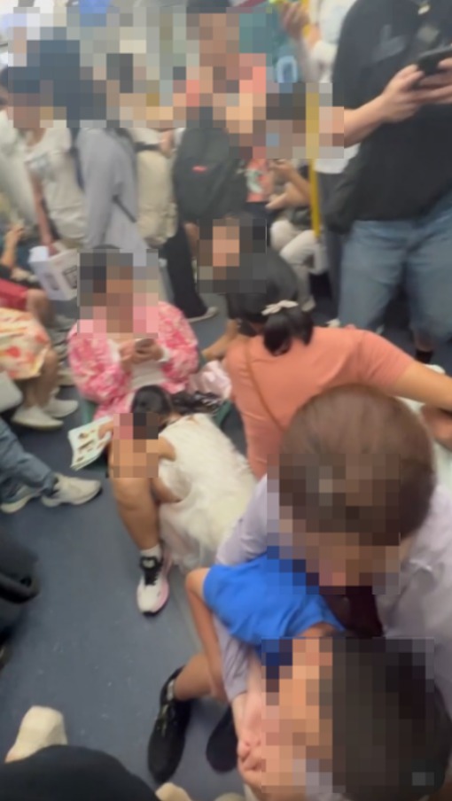 東鐵車廂露營？內地女7人齊坐地下兼開露營凳反擊：我又冇阻到人