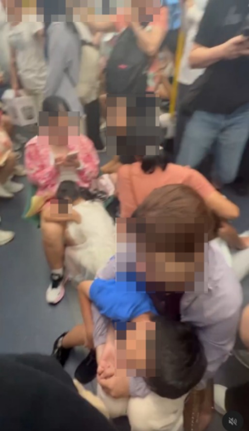 東鐵車廂露營？內地女7人齊坐地下兼開露營凳反擊：我又冇阻到人