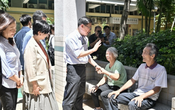 住簡約公屋用貴價iPhone打卡惹網民狙擊！4人家庭儲幾多個月錢先買到？