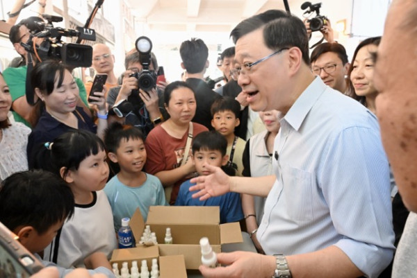 Tesla泊車失控隊穿牆 半截車身撞入牆壁 網民熱議：車太硬定磚材唔掂？