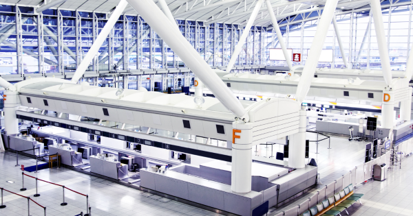 遊日注意！福岡機場候機期間驚爆偷竊 旅客目擊兩女「當面偷推行李」事後咁狡辯！ 