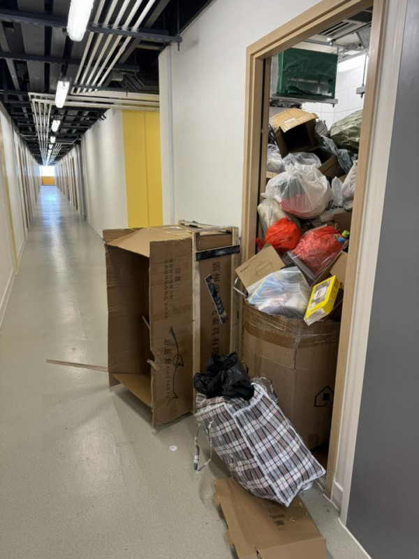 彩興路簡約公屋陸續入伙 大量紙箱塞爆垃圾房惹居民不滿
