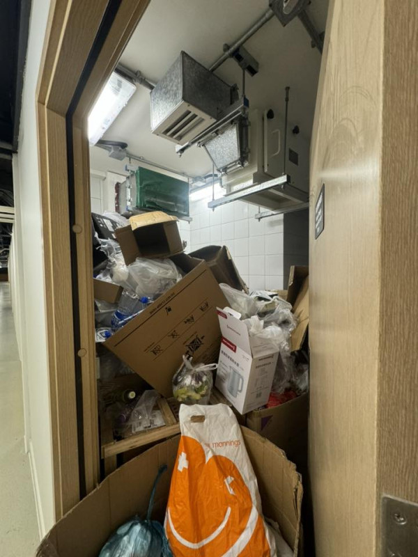 彩興路簡約公屋陸續入伙 大量紙箱塞爆垃圾房惹居民不滿