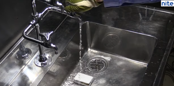 發熱「尿袋」點處理?酒店住客做錯1事險燒房間!專家教正確處理方式