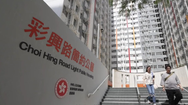 彩興路簡約公屋陸續入伙 大量紙箱塞爆垃圾房惹居民不滿