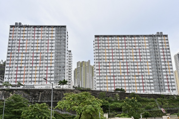 彩興路簡約公屋陸續入伙 大量紙箱塞爆垃圾房惹居民不滿