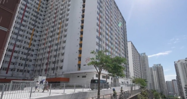 彩興路簡約公屋陸續入伙 大量紙箱塞爆垃圾房惹居民不滿
