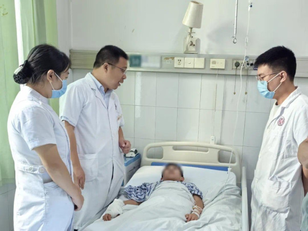 14歲仔搖晃乾冰爆炸受傷！虎口炸烈見白骨險斷