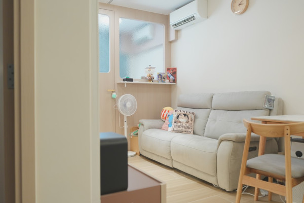 啟德384呎居屋單位裝修 日式原木風設計極溫馨 水波紋玻璃窗添空間感