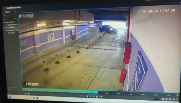 Tesla泊車失控隊穿牆 半截車身撞入牆壁 網民熱議：車太硬定磚材唔掂？