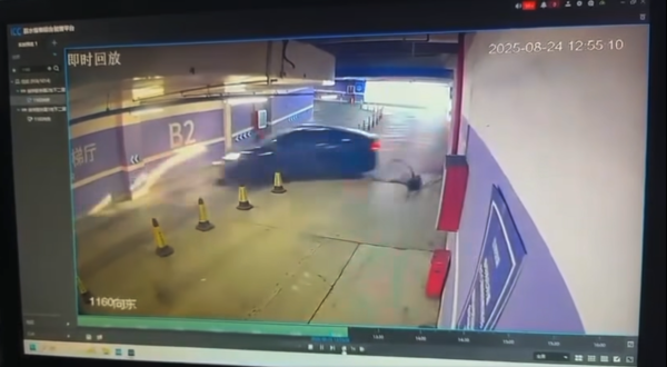 Tesla泊車失控隊穿牆 半截車身撞入牆壁 網民熱議：車太硬定磚材唔掂？