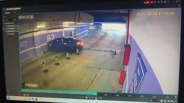 Tesla泊車失控隊穿牆 半截車身撞入牆壁 網民熱議：車太硬定磚材唔掂？