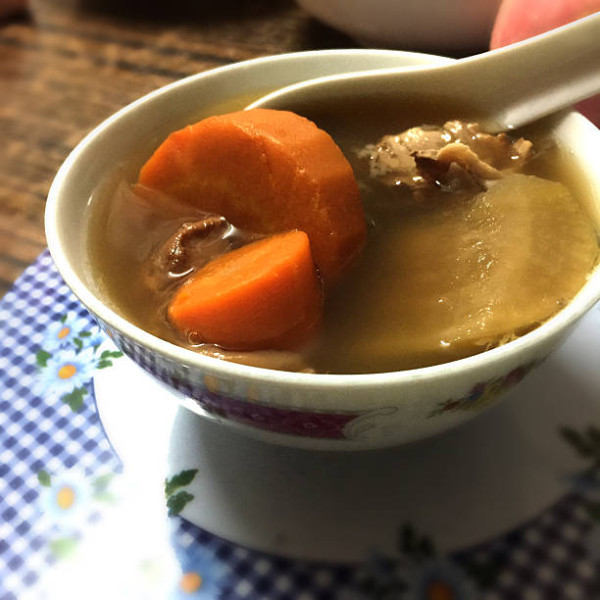 47歲婦飲老火湯腦出血中風亡！醫生揭2類湯極危險：如飲鹽水傷血管、煲太久恐致癌