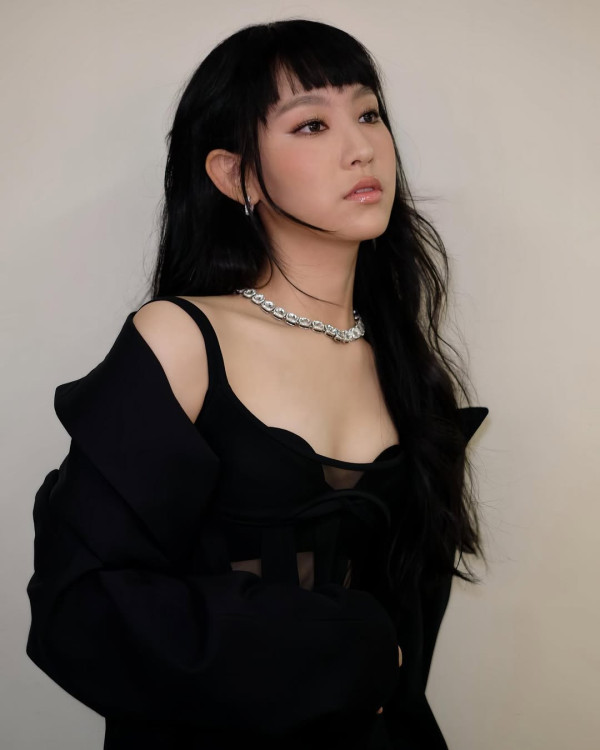 炎明熹遊日睇煙花大會鏡頭前忽然落淚 罕揭神隱一年心聲11字惹粉絲心痛