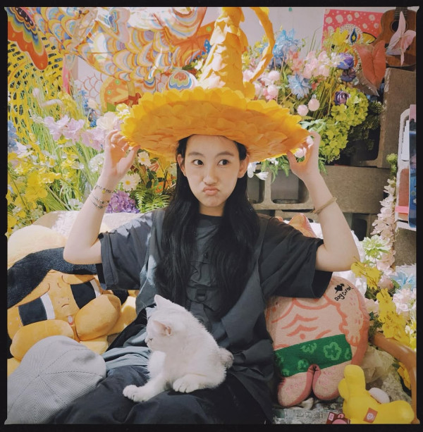 炎明熹離巢後獲百億富商垂青尊稱阿姐！二人合照曝光揭不為人知真實關係