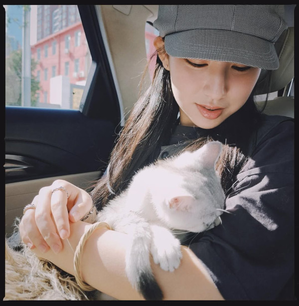 炎明熹離巢後獲百億富商垂青尊稱阿姐！二人合照曝光揭不為人知真實關係