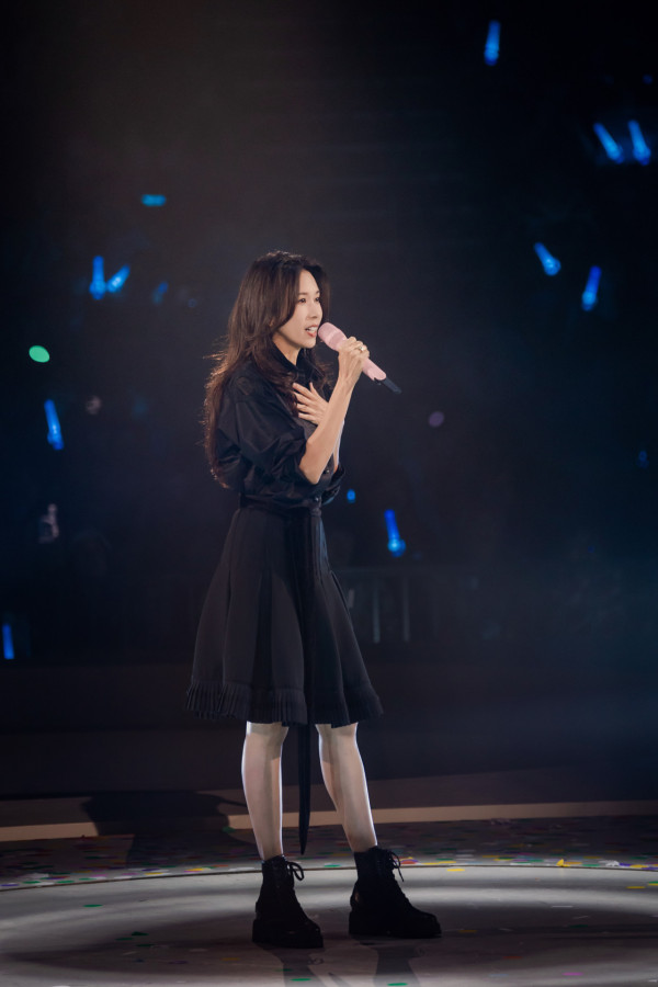 林家謙演唱會2025｜第五場嘉賓莫文蔚飛意大利返港 自肥現場親簽專輯《全身》